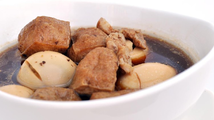 thai food khai phalo egg stewed with meat and tofu in soy sauce 4