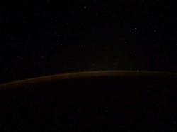 Penampakan Diduga UFO Terekam Kamera Astronaut Rusia