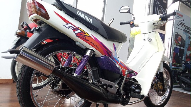 Motor bebek 2-tak Yamaha dikenal karena mudah dimodifikasi. Harganya relatif murah sehingga banyak digemari di masanya.