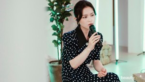 Inspirasi Fashion Feminin Cewek Korea ala Penyanyi Lee Hi