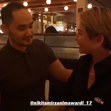 Nikita Mirzani Ciuman Bibir dengan Selebgram Adriansyah, Rekan Artis Kepo