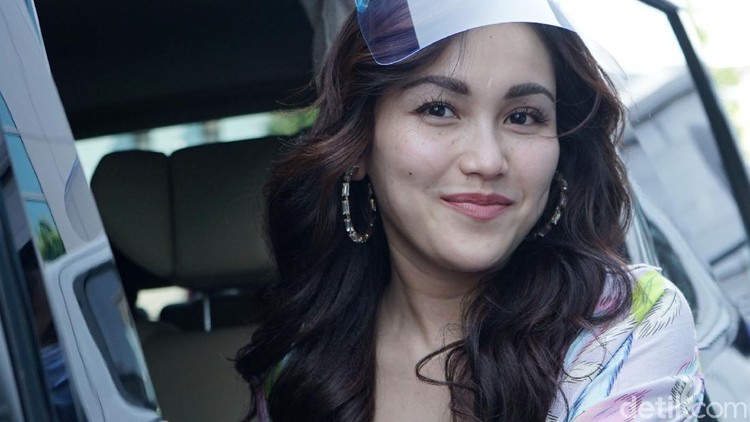 Ayu Ting Ting saat ditemui di kawasan Trans TV.