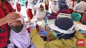 FOTO: Menengok Bulan Imunisasi Anak Sekolah di Tengah Pandemi