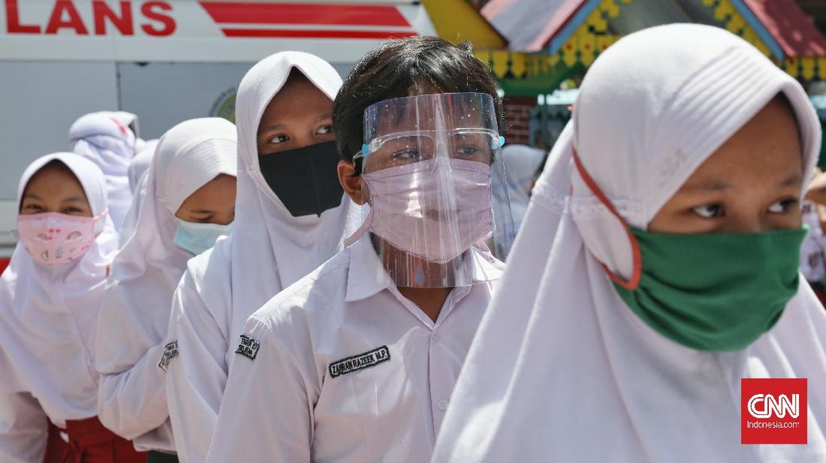 FOTO: Menengok Bulan Imunisasi Anak Sekolah di Tengah Pandemi