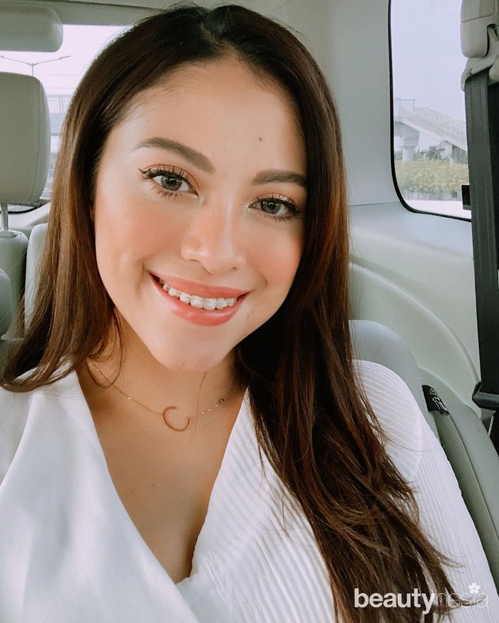 Cynthia selalu tampil dengan riasan wajah yang on point di bagian pipi. Warna blush on yang dipakainya menambah kesan fresh sehingga membuatnya terlihat awet muda. Selain cantik, ibu empat anak ini selalu mendukung karier suaminya, Giring termasuk saat memutuskan untuk maju ke Capres 2024 nanti. (Foto: Instagram.com/Cynthiaganesha)