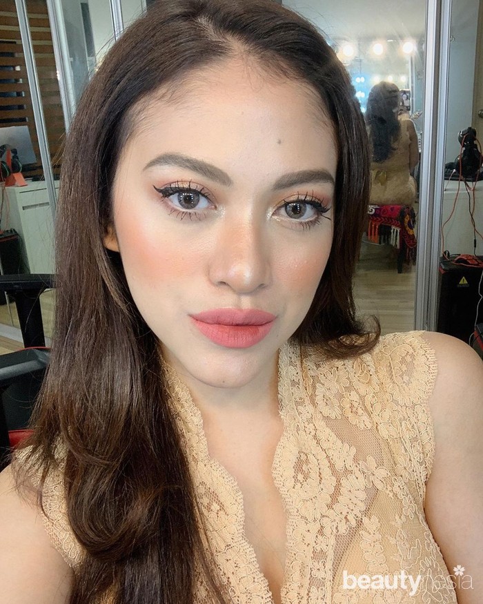 Keanggunana Cynthia sudah terlihat sebagai calon ibu negara termasuk saat mengenakan kebaya. Meskipun sedang memakai kebaya, Cynthia tetap membiarkan rambut indahnya tergerai natural dengan riasan wajah yang tak berlebihan. (Foto: Instagram.com/Cynthiaganesha)