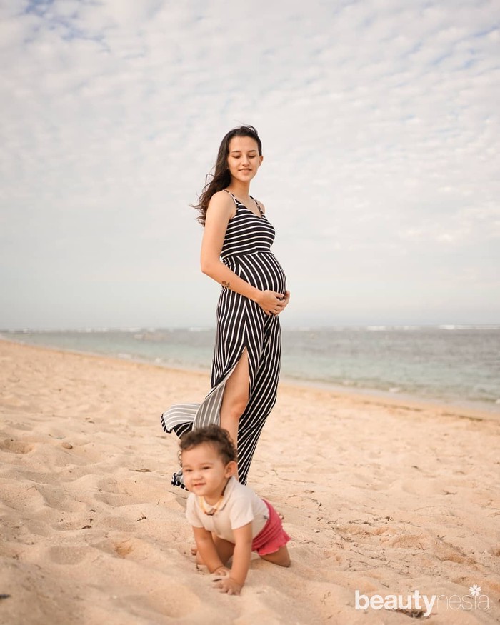 Dress tanpa lengan dengan motif floral ala Dahlia ini juga bisa kamu kenakan saat hamil tua. Pilih cutting yang lebih lebar karena selain bikin nyaman, baby bump juga tidak terlalu menonjol. (Foto: Instagram.com/Dahliachr)