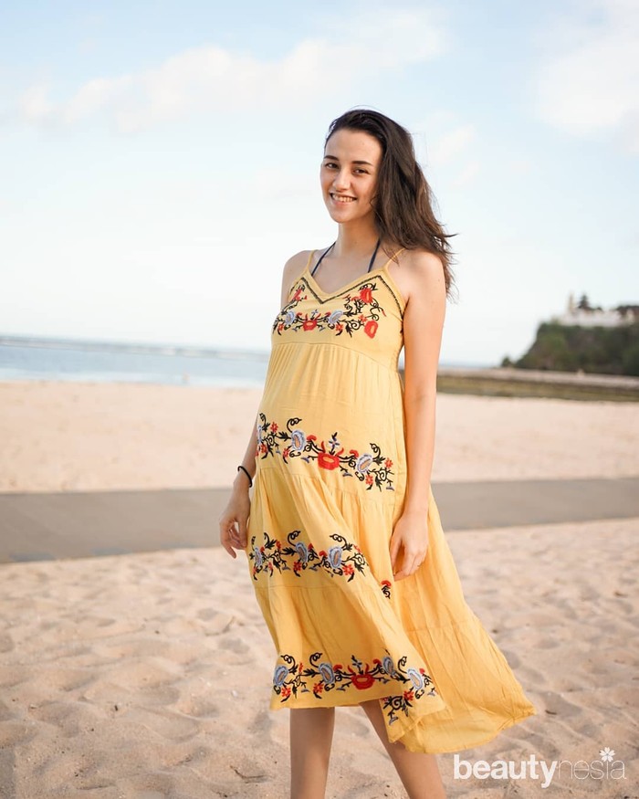 Siapa bilang ibu hamil tidak bisa tampil cantik dan fashionable? Kamu bisa memakai dress dengan gaya Bohemian seperti Dahlia. Pilih warna-warna cerah agar tampilan kamu lebih fresh. (Foto: Instagram.com/Dahliachr)