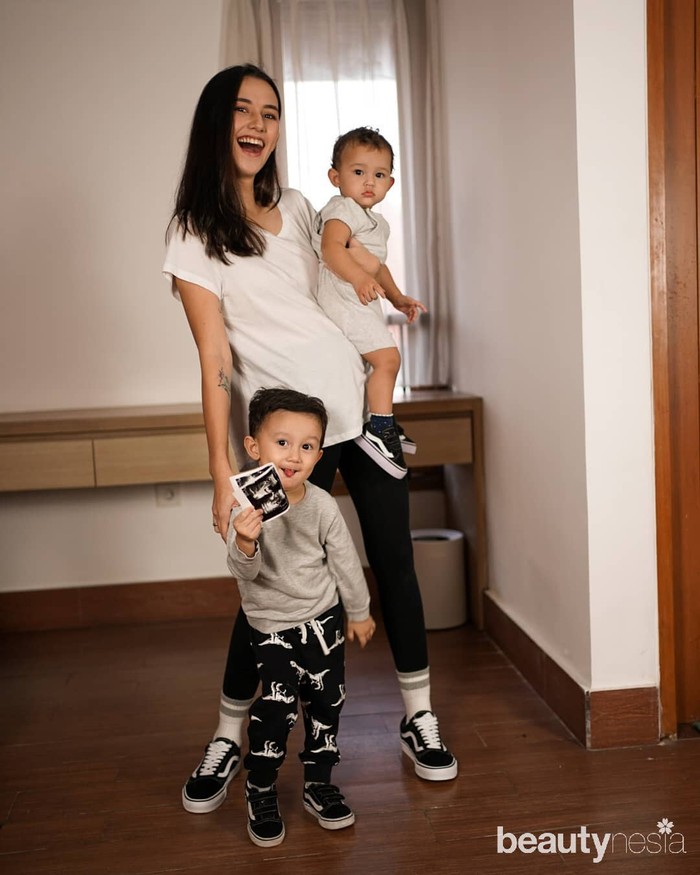 Ibu hamil juga bisa tampil sporty dengan memadukan t-shirt polos dan maternity pants. Gaya monokrom, hitam dan putih terlihat simple namun tetap stand out. Celana berwarna hitam memang lebih disarankan untuk ibu hamil karena memberikan kesan slim dan ilusi kaki lebih jenjang.Itu dia gaya fashion ala Dahlia Poland saat hamil tua yang bisa kamu jadikan referensi. Maternity style mana yang lebih kamu suka, Ladies? (Foto: Instagram.com/Dahliachr)