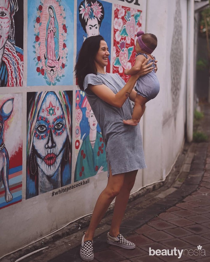 Meskipun menikah muda, Dahlia menjadi sosok ibu yang bertanggung jawab bahkan sudah jarang tampil di layar kaca karena fokus mengurus dua anaknya. Dahlia juga sering membagikan momen kebersamaannya dengan James dan Rose, anak pertama dan keduanya. Tengah hamil tua pun, Dahlia terlihat tetap aktif bersama anak-anaknya. Tampilan Dahlia juga tetap stylish dengan maternity outfit yang recommended untuk calon ibu muda (Foto: Instagram.com/Dahliachr)
