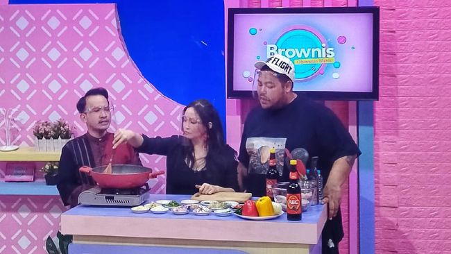 Chef Marinka menegaskan, tidak ada perbedaan gender yang berlaku di dapur. Seperti perempuan, laki-laki juga bisa bertanggung jawab atas pekerjaan rumah tangga.