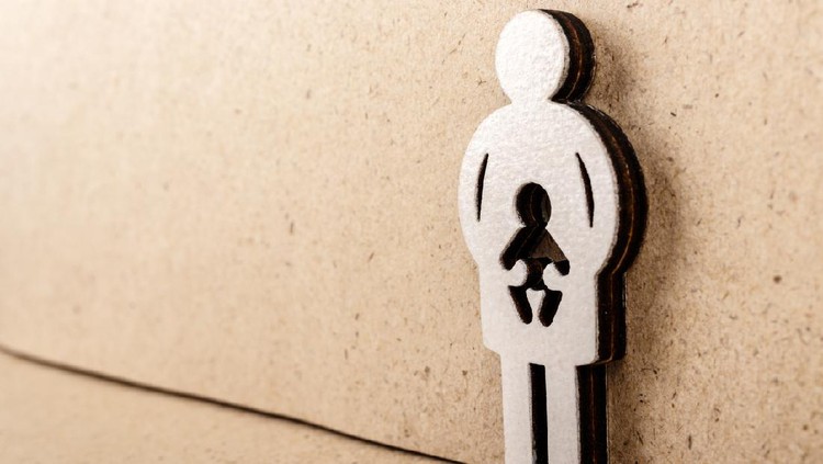Ilustrasi aborsi Mother and child. Wooden figure on brown paper background. Pregnancy, abortion or adoption concept.