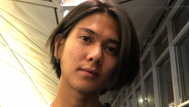 Iqbaal Ramadhan Pamer Rambut Gondrong Bikin Fans Heboh Iqbaal Ramadhan Pamer Rambut Gondrong Bikin Fans Heboh
