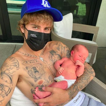 Gendong Bayi, Justin Bieber Didoakan Punya Anak Tahun Depan