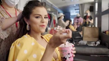 img-title Selena Gomez Bicara Etos Kerja dan Kerinduan Kepada BLACKPINK