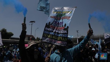 Konfederasi Serikat Buruh Indonesia (KSPI) demo di depan Gedung DPR RI. (CNBC Indonesia/Muhammad Sabki)