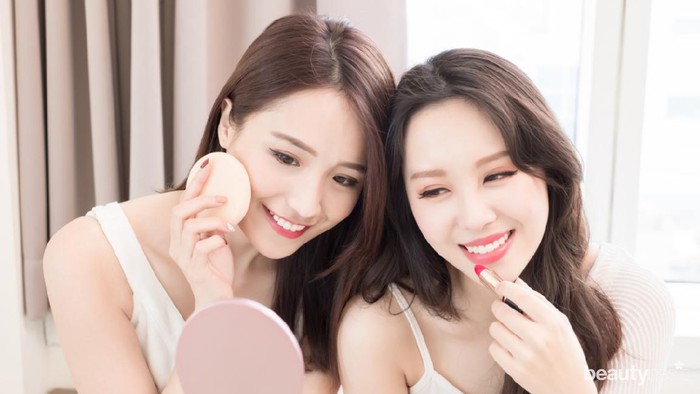 Begini Lho, Cara Re-apply Sunscreen yang Benar Tanpa Merusak Makeup Begini Lho, Cara Re-apply Sunscreen yang Benar Tanpa Merusak Makeup