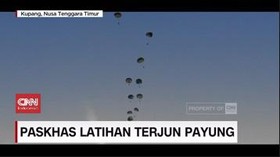 VIDEO: Aksi Paskhas TNI AU Latihan Terjun Payung
