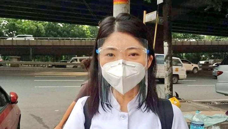 Perawat Bantu Melahirkan di Filipina