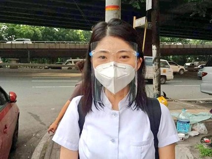 Bantu Gelandangan Melahirkan di Pinggir Jalan, Perawat Ini Tuai Pujian Netizen