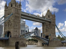 Polisi Temukan Harta Karun-Lantunan Adzan Indah di Jembatan Ikonik London