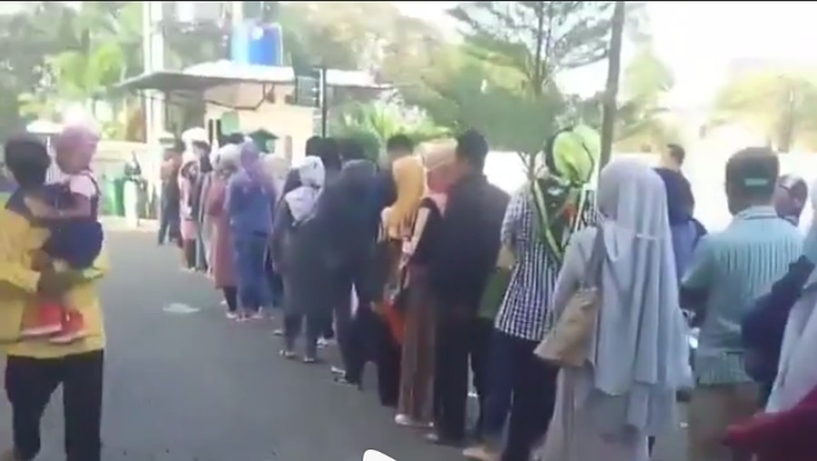 Viral, Puluhan Orang Antre Mau Cerai di Pengadilan Agama Bandung