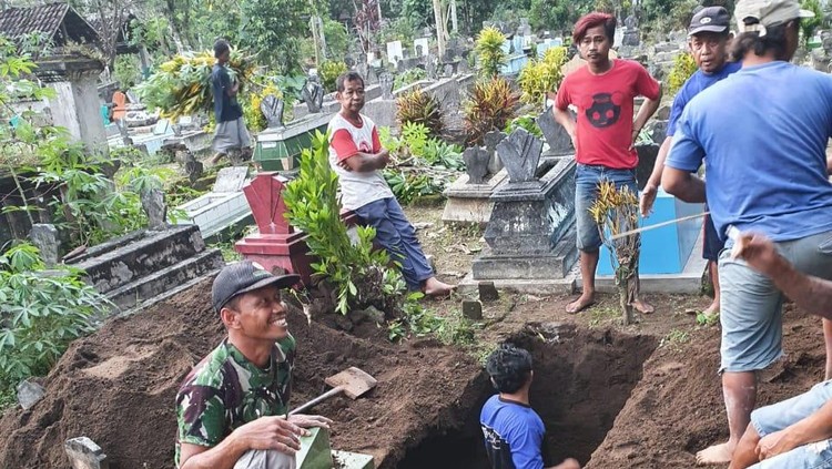 Harnanik dikabarkan meninggal oleh rumah sakit tempatnya dirawat. Keluarganya langsung menyiapkan penjemputan jenazah dan liang lahat, namun ternyata Harnanik masih hidup.