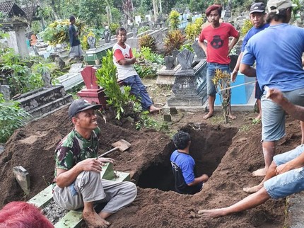 6 Fakta Wanita Dikira Meninggal & Sudah Dibuatkan Liang Lahad, Ternyata Masih Hidup