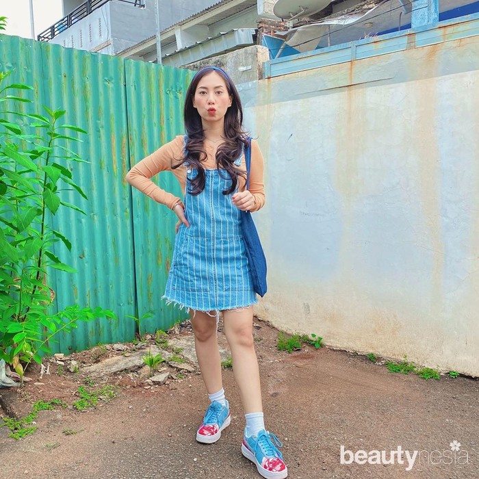 Nah, kalau ini penampilan Abel saat mengandung 19 minggu. Kakak pertama dari tiga bersaudara ini tetap tampil menggemaskan dengan outfit overal jeans dan sneakers biru. (Foto: instagram.com/abellyc)