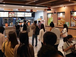 Pengunjung Burger King Antre Panjang Mengular, Ada Apa Gerangan?