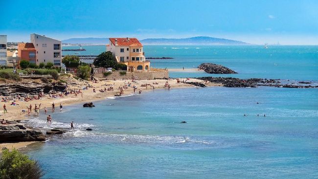 Cap d'Agde Naturist Village selama ini menjadi destinasi wisata populer bagi kaum nudis yang ingin menikmati pesisir Prancis.