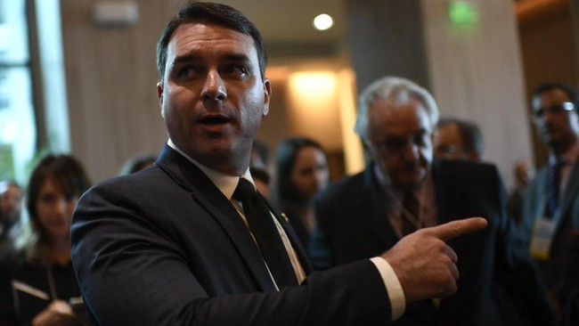 Anak sulung Presiden Brasil, Flavio Bolsonaro, dilaporkan positif mengidap virus corona (Covid-19) tanpa gejala.