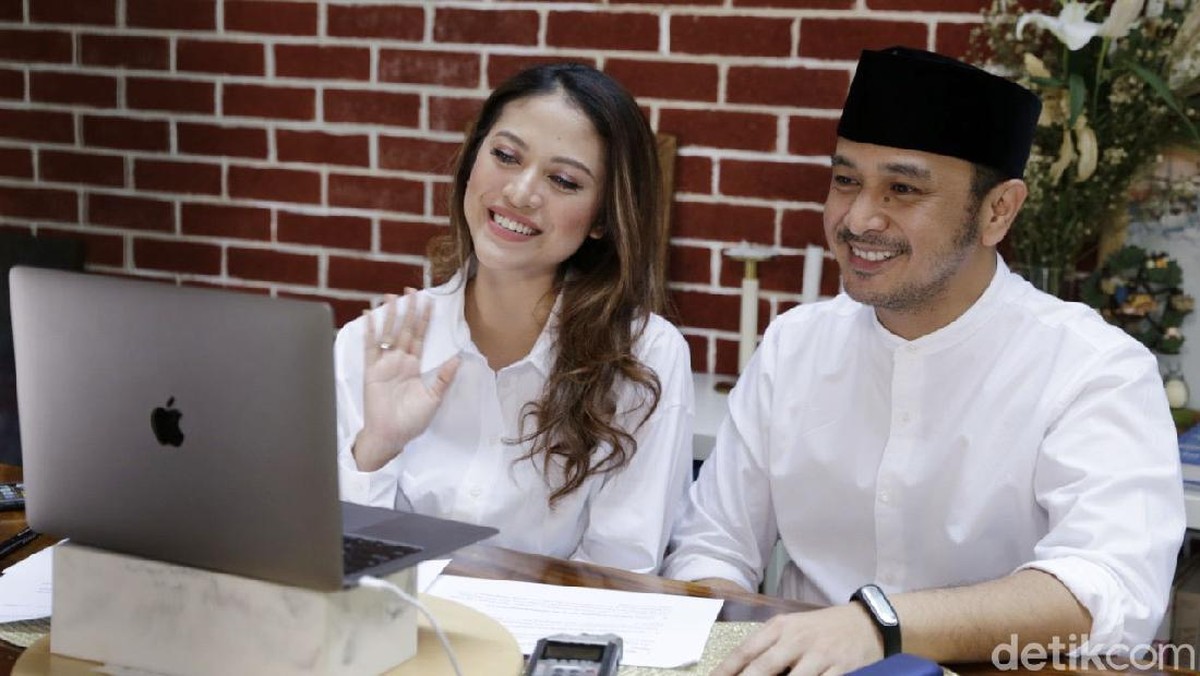 Giring Ganesha dan istrinya&period;