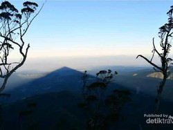 Coba Tebak, Ini Foto Gunung atau Cuma Bayangannya Saja?