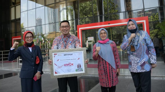 Sertifikat Apresiasi Praktik Baik dalam Aksi Nasional Pencegahan Korupsi dari KPK itu diterima oleh Ridwan Kamil di Jakarta, Rabu (26/8).