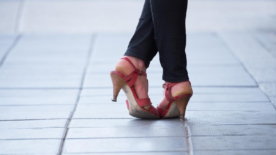 kaki heels kebelet buang air kecil toilet Woman...shoes