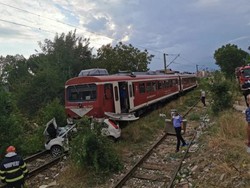 Ngeri! Penyanyi Ini Tewas Tersambar Kereta Api saat Live Instagram