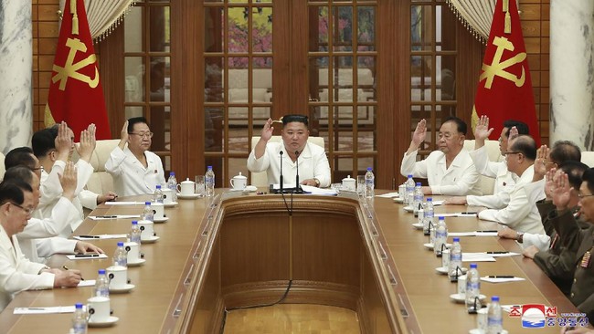 Pemimpin Tertinggi Korut, Kim Jong-un, dilaporkan masih memimpin rapat partai membahas upaya mitigasi bencana alam, setelah diklaim mengalami koma.