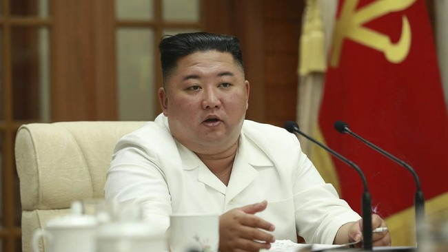 Warga Korea Utara diklaim tak peduli saat mendengarkan propaganda yang puji Kim Jong-un karena berhasil meningkatkan kemampuan militer dan membuat warga aman.