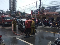 Mobil Wisatawan Asal Jakarta Terbakar di Jalan Raya Puncak