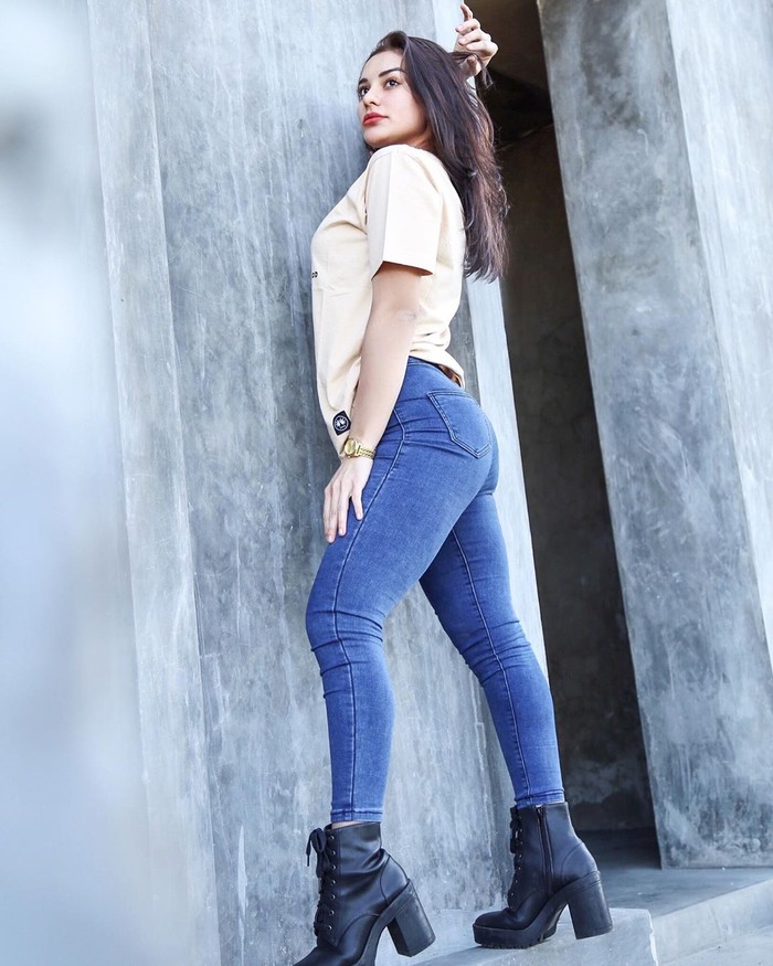 Berbeda dengan sebelumnya, Nora tampil edgy dengan blue jeans dan high knee boots. Berpose seperti model, Nora memperlihatkan body goalsnya. Terus apa ya rahasianya?(Foto: www.instagram.com/ncdpapl)