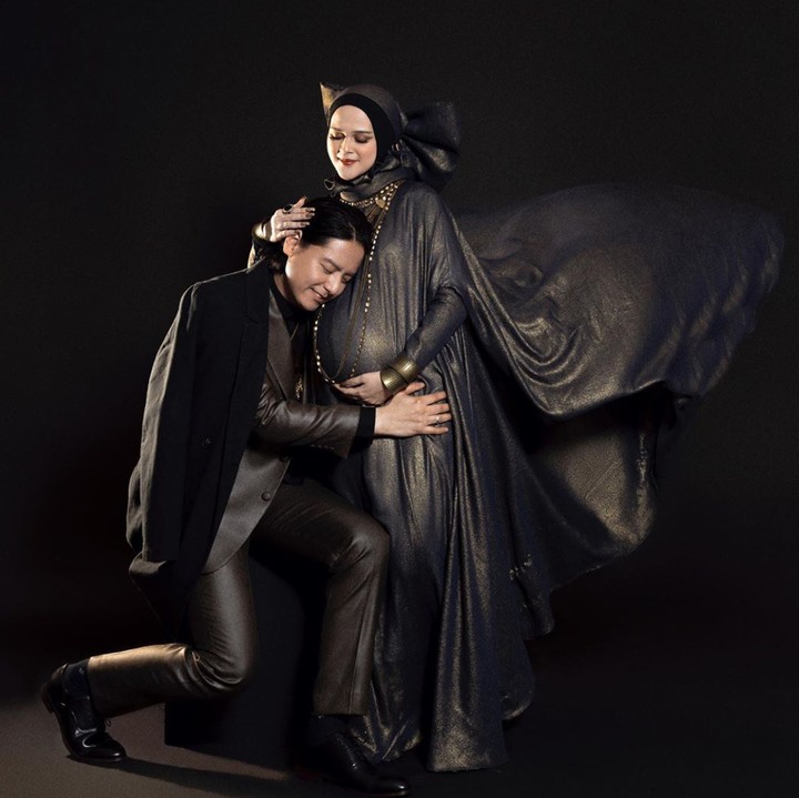 Inspirasi OOTD maternity shoot selanjutnya masih dari foto Cut Meyriska dan Roger Danuarta. Jika khawatir terkesan seksi karena perut membesar, pilihan OOTD maternity shoot bernuansa hitam sangat tepat karena bisa membantu menyamarkan bentuk tubuh. (Foto: Instagram @cutratumeyriska)