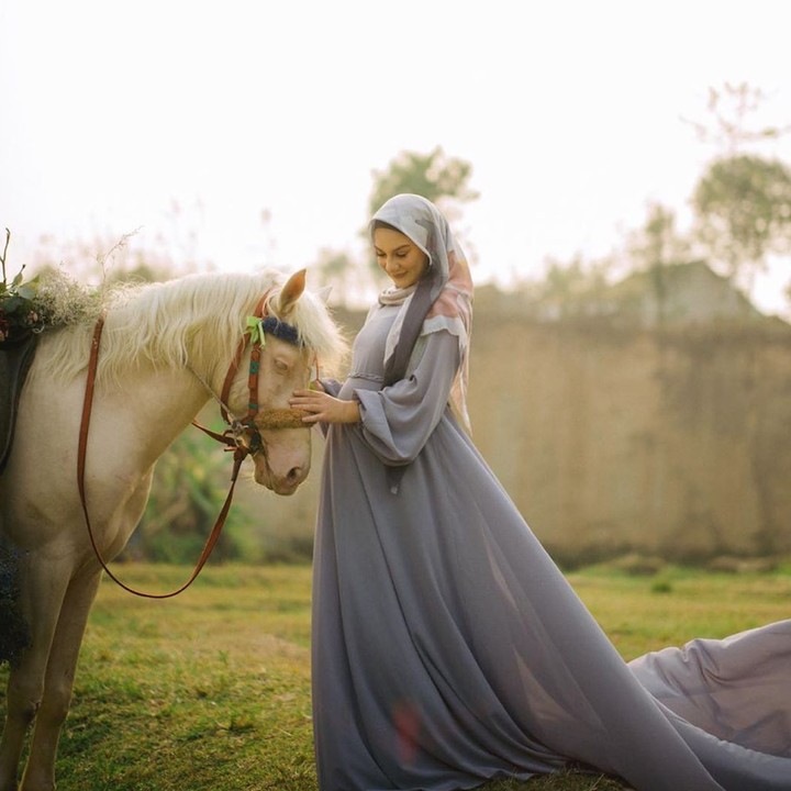 OOTD maternity shoot tak harus selalu bersama suami, Bun. Coba sesekali foto dengan hewan seperti inspirasi OOTD maternity shoot dari Irish Bella. Dipotret oleh Diera Bachir, pilihan dress warna millenial purple atau lavender saat maternity shoot sedang hits sehingga memberikan kesan trendi sekaligus anggun. (Foto: Instagram @_irishbella_)
