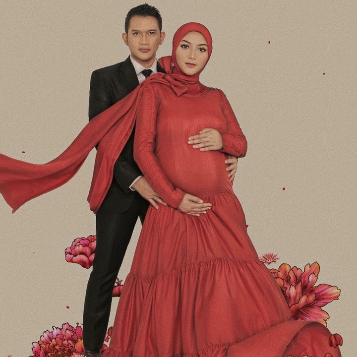 <p>Citra Kirana tampil flawless mengenakan gaun berwarna merah untuk foto <em>maternity</em> kehamilannya, Bunda. Bersama Citra, turut serta sang suami, Rezky Aditya, yang terlihat tampan mengenakan tuxedo. (Foto: Instagram @citraciki)</p>
