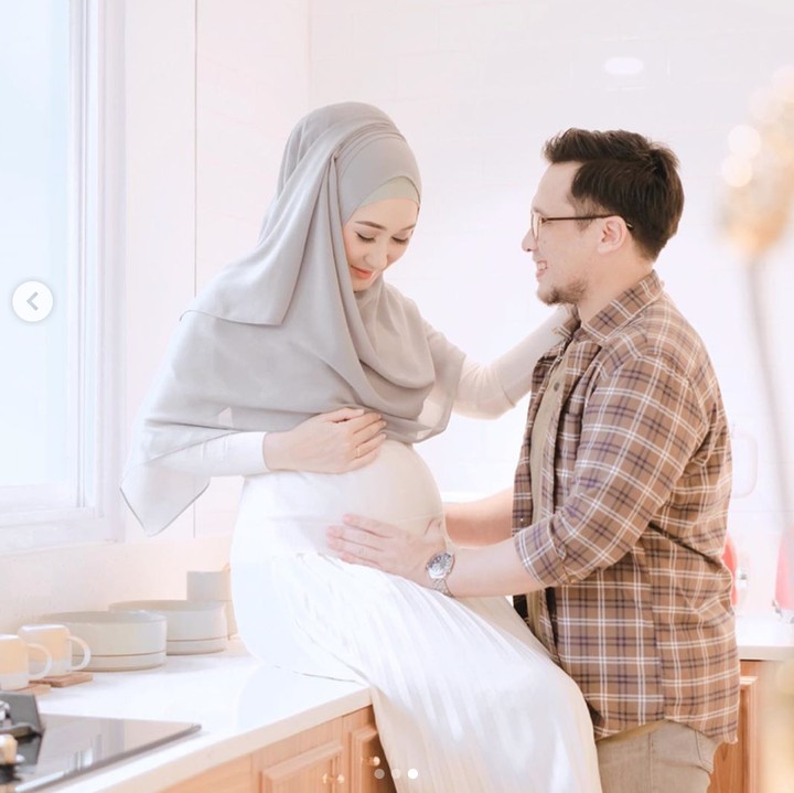Maternity photoshoot tak hanya bisa dilakukan di studio tapi juga rumahmu, Bunda. Intip OOTD maternity shoot ala Dian Pelangi. Hanya dengan latar belakang dapur dan mengenakan baju yang kasual, hasil fotonya tetap cantik dan intim. (Foto: Instagram @dianpelangi)
