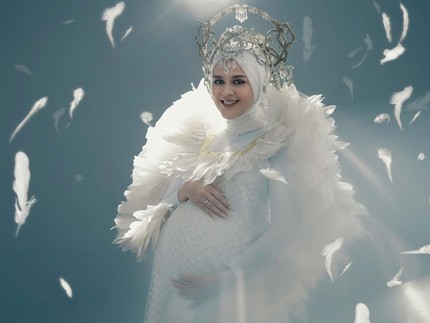 7 Potret OOTD Maternity Shoot Bunda Seleb Berhijab