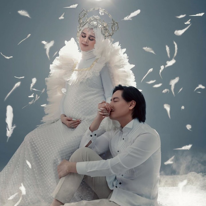Diabadikan oleh FD Photography, penampilan Cut Meyriska bisa menjadi inspirasi OOTD maternity shoot buat Bunda yang berhijab. Gaya OOTD maternity shoot Cut Meyriska yang sudah ramai diimbangi dengan penampilan sang suami Roger Danuarta dengan setelan simpel berupa kemeja dan celana panjang saja. (Foto: Instagram @cutratumeyriska)