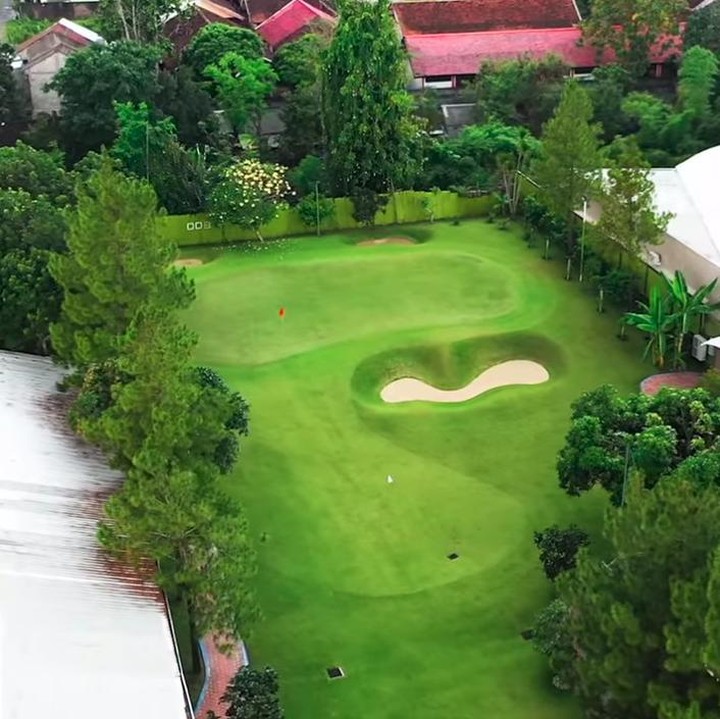 <p>Rumah Ovi pun dilengkapi dengan lapangan golf, Bunda. Karena keluarganya sangat suka main golf. Luar biasa ya! (Foto: YouTube/ Boy William)</p>