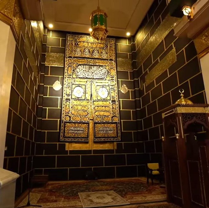 <p>Masjidnya pun di desain mirip dengan Masjid Nabawi di Madinah, Bunda. (Foto: YouTube/ Boy William)</p>