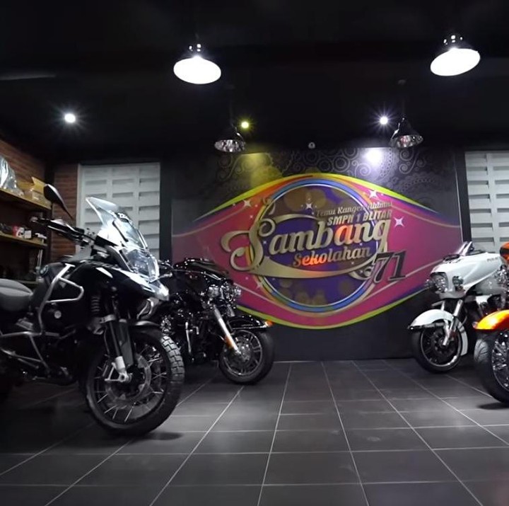 <p>Tak hanya itu, ada ruangan khusus menyimpan motor juga lho. Motornya pun sekelas Harley Davidson! (Foto: YouTube/ Boy William)</p>